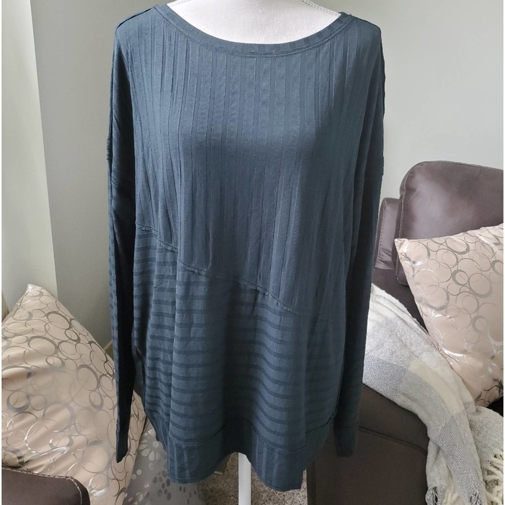 Heather Tee Poor Boy Geo Long Sleeve Size Medium. New